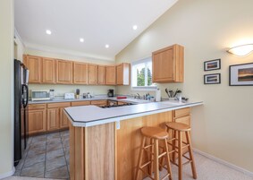 House, 2 Bedrooms | Private kitchen | Coffee/tea maker, fridge, microwave, oven