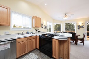 House, 2 Bedrooms | Private kitchen | Coffee/tea maker, fridge, microwave, oven