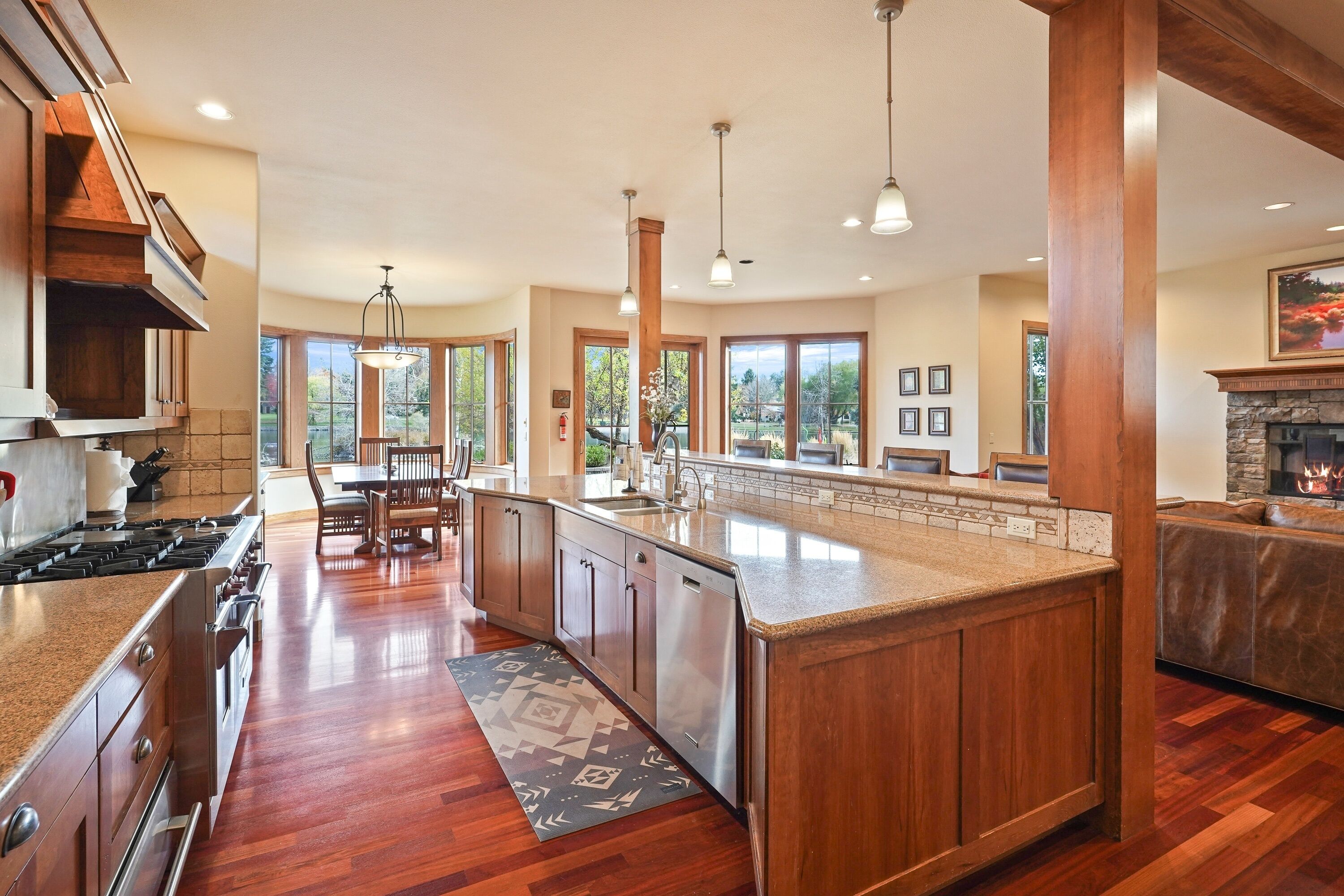 Private kitchen | Fridge, microwave, oven, stovetop