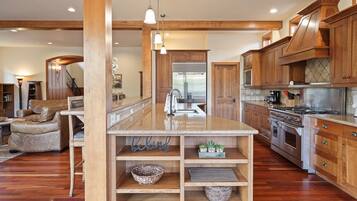 House, 3 Bedrooms | Private kitchen | Fridge, microwave, oven, stovetop