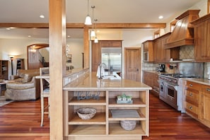 House, 3 Bedrooms | Private kitchen | Fridge, microwave, oven, stovetop