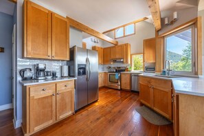 House, 3 Bedrooms | Private kitchen | Fridge, oven, coffee/tea maker, toaster