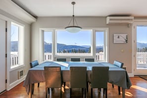 House, 3 Bedrooms | Tempat makan