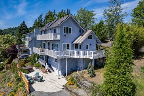 Grandview 3 Bedroom Home by RedAwning