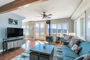 House, 3 Bedrooms | Living area - Grandview 3 Bedroom Home by RedAwning (White Salmon)