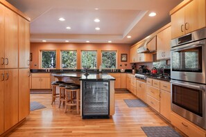 House, 5 Bedrooms | Private kitchen