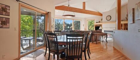 House, 5 Bedrooms | Private kitchen | Fridge, oven, coffee/tea maker, toaster