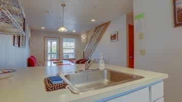 Kondominium, 2 kamar tidur | Dapur pribadi | Lemari es, microwave, kompor, dan mesin pencuci piring