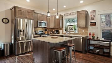 House, 5 Bedrooms | Private kitchen