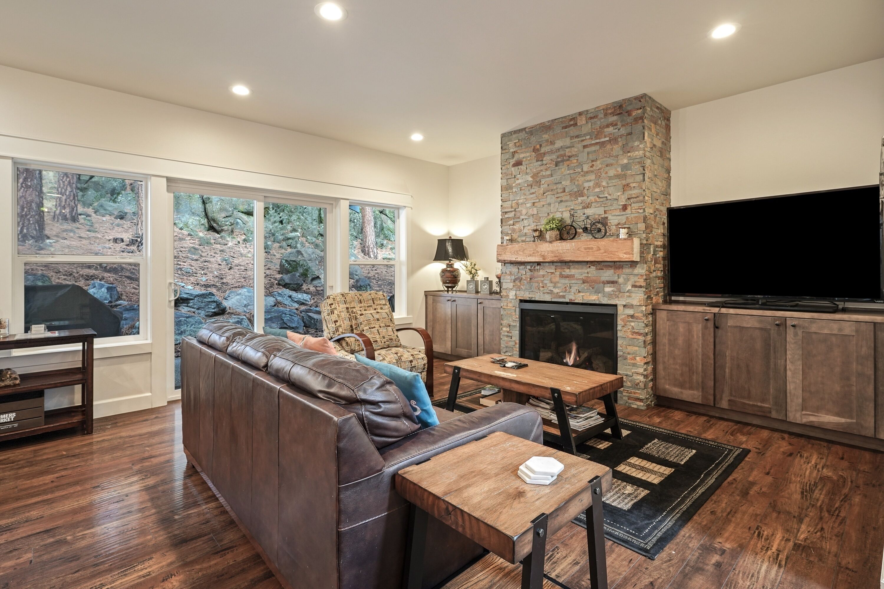 House, 5 Bedrooms | Living area