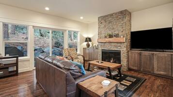 House, 5 Bedrooms | Living area