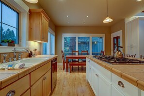 House, 3 Bedrooms | Private kitchen | Fridge, oven, coffee/tea maker, toaster