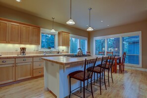 House, 3 Bedrooms | Private kitchen