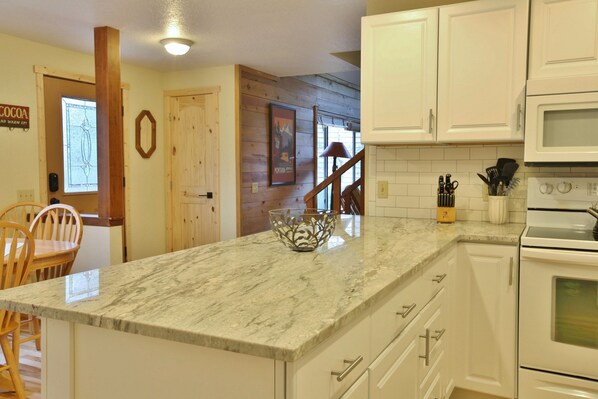 House, 4 Bedrooms | Private kitchen | Fridge, oven, coffee/tea maker, toaster