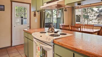 House, 2 Bedrooms | Private kitchen | Fridge, microwave, oven, stovetop