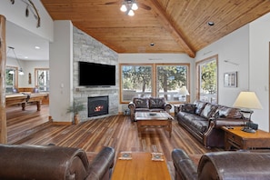 House, 5 Bedrooms | Living area | TV - 11 Vine Maple 5 Bedroom Home by RedAwning (Bend)