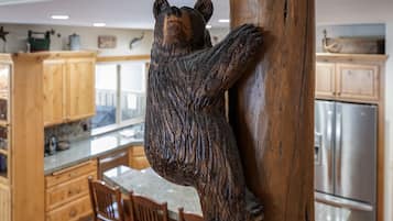 House, 5 Bedrooms | Private kitchen | Fridge, microwave, oven, stovetop