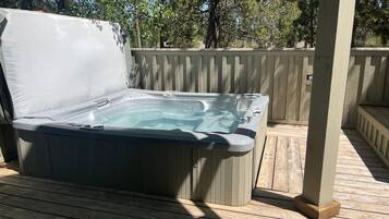 House, 5 Bedrooms | Property grounds