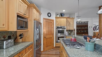 House, 5 Bedrooms | Private kitchen | Fridge, microwave, oven, stovetop