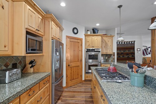 11 Vine Maple 5 Bedroom Home by RedAwning