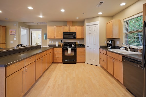 Maison, 2 chambres | Cuisine privée | Réfrigérateur, four, cafetière/bouilloire, grille-pain