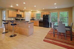 Maison, 2 chambres | Cuisine privée | Réfrigérateur, four, cafetière/bouilloire, grille-pain