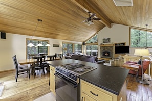 House, 5 Bedrooms | Interior - 2 Quail Home Private Hot Tub, Steps from SHARC and short walk to the Sunriver Village by RedAwning (Bend)