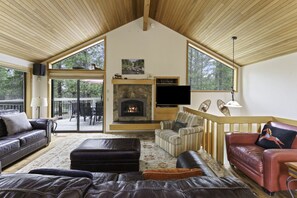 House, 5 Bedrooms | Living area | TV, fireplace, table tennis