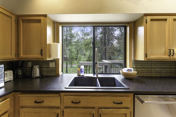 House, 5 Bedrooms | Private kitchen | Fridge, microwave, oven, stovetop