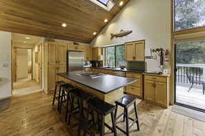 Private kitchen | Fridge, microwave, oven, stovetop