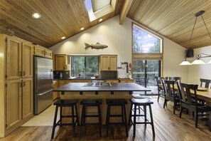House, 5 Bedrooms | Private kitchen | Fridge, microwave, oven, stovetop