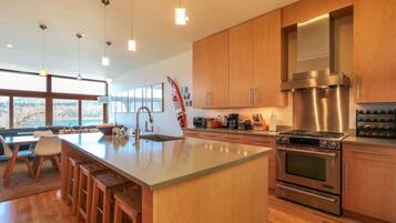 House, 4 Bedrooms | Private kitchen | Fridge, oven, stovetop, coffee/tea maker