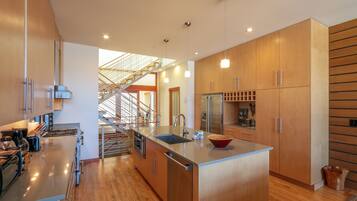 House, 4 Bedrooms | Private kitchen | Fridge, oven, stovetop, coffee/tea maker