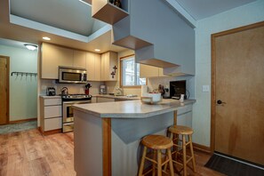 House, 3 Bedrooms | Private kitchen | Fridge, microwave, oven, stovetop - Pet-Friendly 6 Otter Home features Bikes to Explore Sunriver Village by RedAwning (Bend)