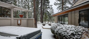 Pet-Friendly 6 Otter Home features Bikes to Explore Sunriver Village by RedAwning