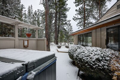 Pet-Friendly 6 Otter Home features Bikes to Explore Sunriver Village by RedAwning