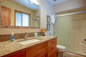 Kylpyhuone | Hiustenkuivaaja, pyyhkeet, sampoo