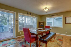House, 3 Bedrooms | Dining - Northern Lights 3 Bedroom Home by RedAwning (White Salmon)