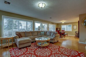 House, 3 Bedrooms | Living area | Smart TV - Northern Lights 3 Bedroom Home by RedAwning (White Salmon)