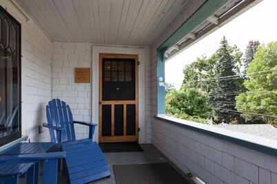 Daisy's Place 3 Bedroom Home by RedAwning