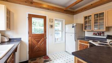 House, 3 Bedrooms | Private kitchen | Fridge, microwave, oven, stovetop