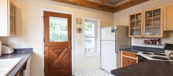 Daisy's Place 3 Bedroom Home by RedAwning