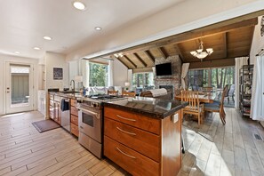 House, 4 Bedrooms | Private kitchen