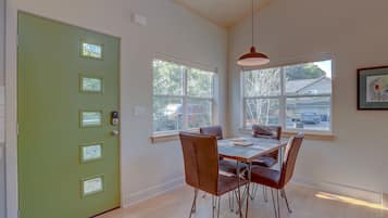 House, 1 Bedroom | Private kitchen | Fridge, microwave, oven, stovetop