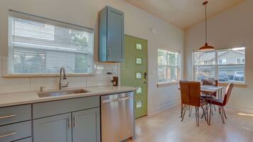 獨棟房屋, 1 間臥室 | 私人廚房 | 電冰箱、微波爐、烤箱、爐台