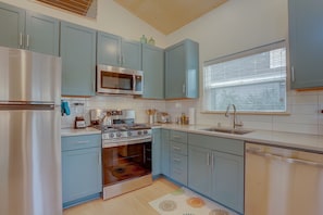 House, 1 Bedroom | Private kitchen - Brand New Modern Mod Pod Home with Private Yard by RedAwning (Bend)