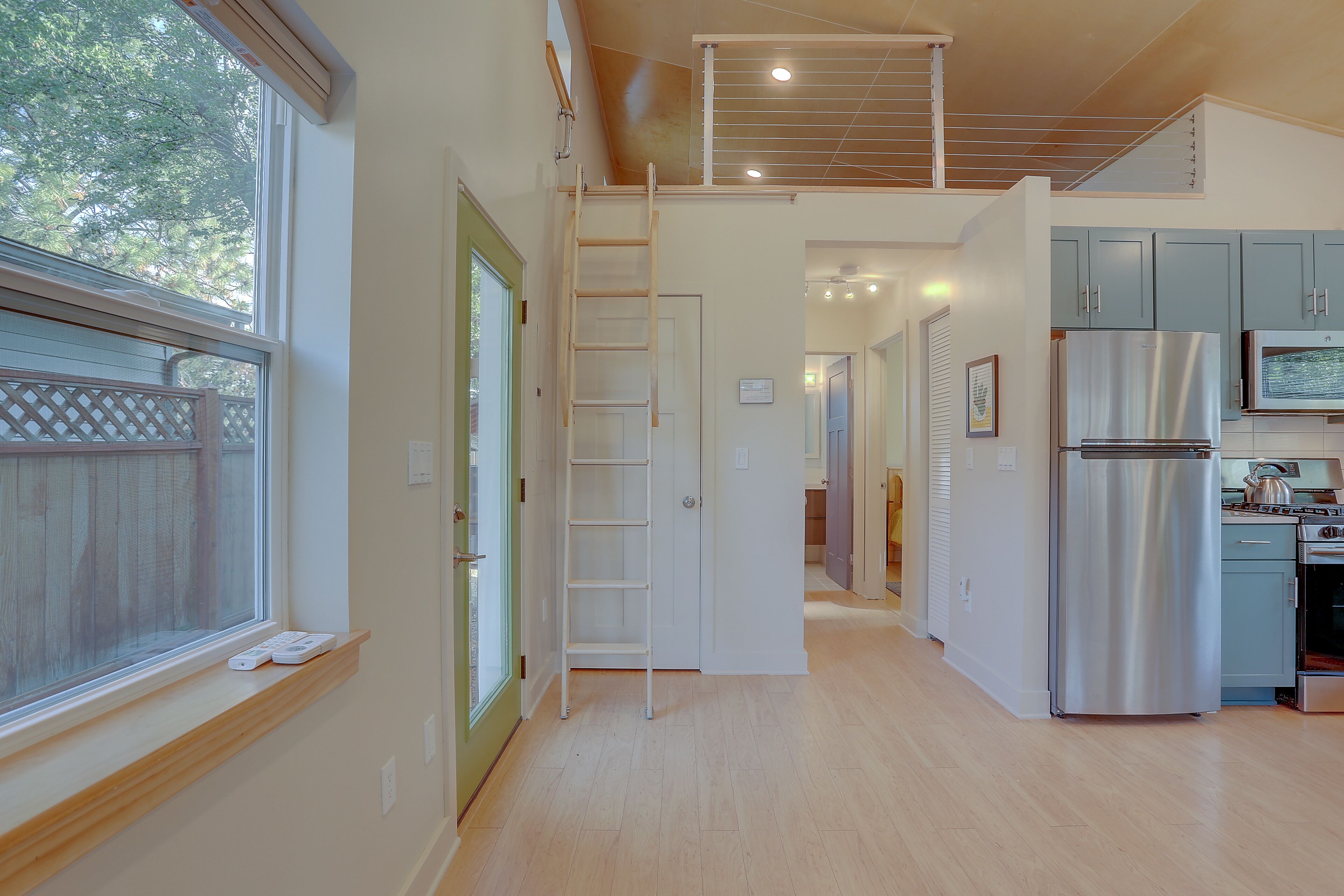 Private kitchen | Fridge, microwave, oven, stovetop