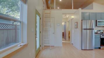 Private kitchen | Fridge, microwave, oven, stovetop