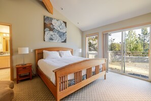 House, 4 Bedrooms | 4 bedrooms, iron/ironing board, travel cot, free WiFi - 3 Mulligan Home features Hot Tub on Private Deck and Wood-Burning Fireplace by RedAwning (Bend)