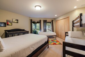 House, 4 Bedrooms | 4 bedrooms, iron/ironing board, travel crib, free WiFi - 3 Mulligan Home features Hot Tub on Private Deck and Wood-Burning Fireplace by RedAwning (Bend)